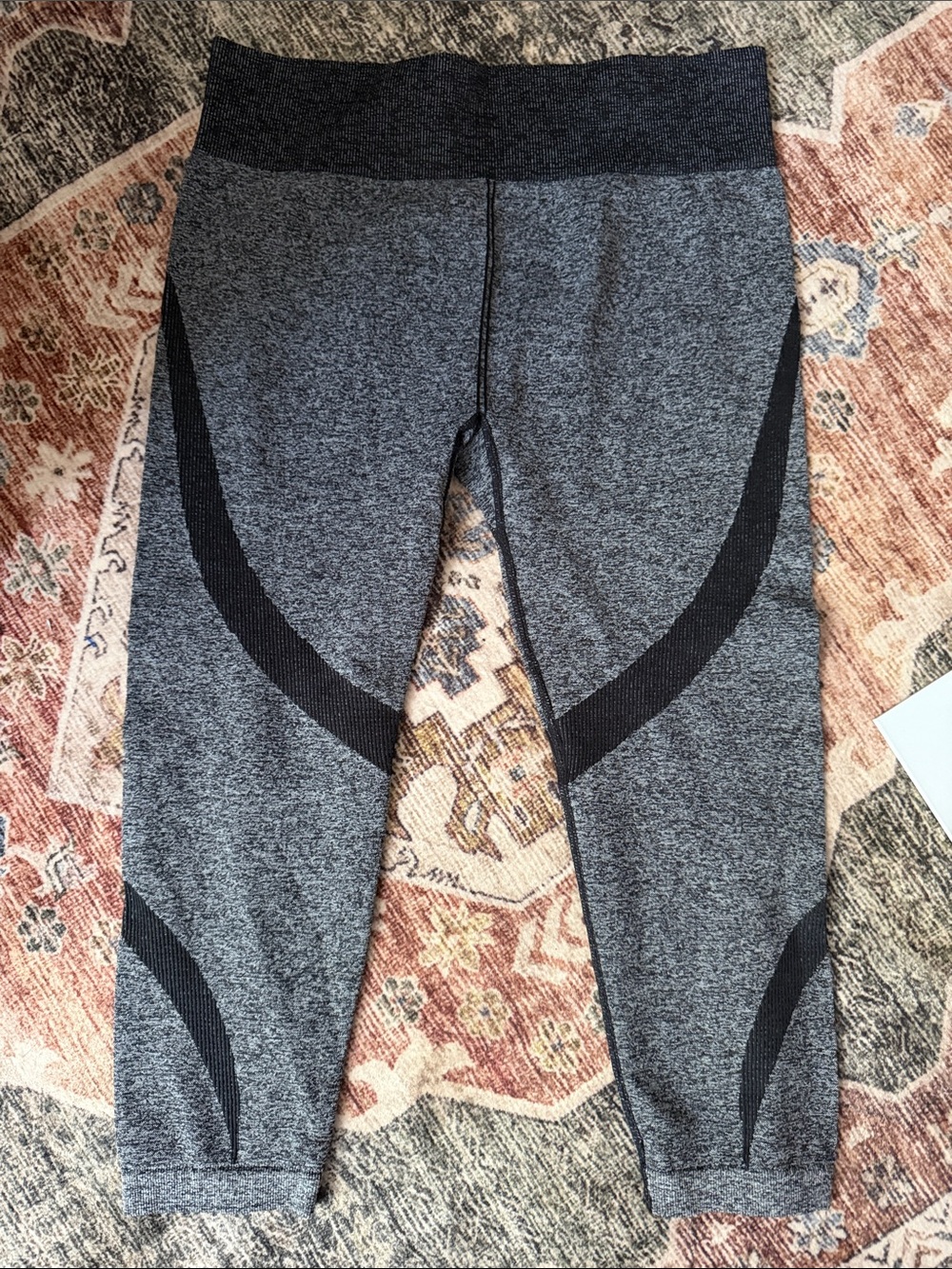 Fabletics Grey Seamless Cropped Leggings with Black Panels Size Large